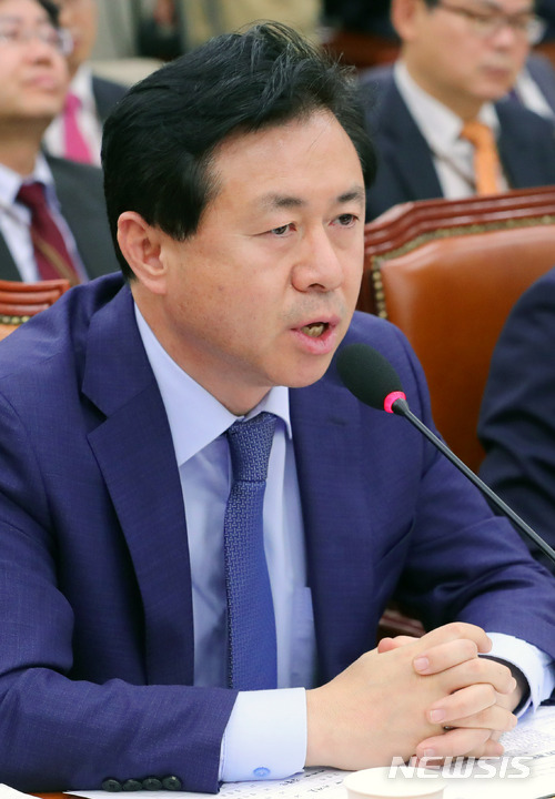 【서울=뉴시스】배훈식 기자 = 24일 오후 서울 여의도 국회 농림축산식품해양수산위원회 전체회의에 참석한 김영춘 해양수산부 장관이 세월호 유골 은폐와 관련 의원 질의에 답변하고 있다. 2017.11.24. dahora83@newsis.com