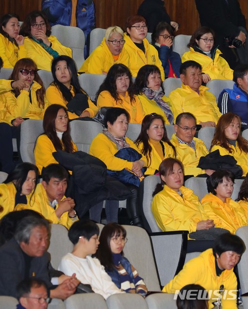 【서울=뉴시스】배훈식 기자 = 사회적 참사 특별법이 상정된 24일 오전 서울 여의도 국회 본회의장에서 열린 제354회 정기회 제13차 본회의에 세월호 참사 유가족들과 가습기 살균제 피해자 가족들이 참관하고 있다. 2017.11.24. dahora83@newsis.com