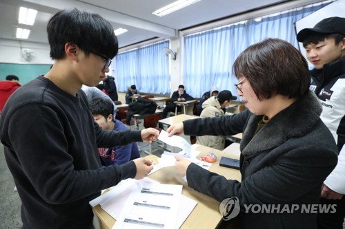 수능 가채점 확인  (서울=연합뉴스) 강민지 기자 = 24일 오전 서울 여의도고에서 2018학년도 대학수학능력시험을 응시한 학생들이 선생님과 가채점 결과를 확인하고 있다. 2017.11.24  mjkang@yna.co.kr  (끝)