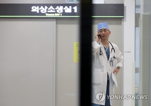 누군가와 통화하는 이국종 교수 (수원=연합뉴스) 권준우 기자 = JSA로 귀순하다 북한군의 총격으로 부상을 입은 북한군 병사의 집도를 담당하고 있는 이국종 교수가 14일 오후 경기도 수원시 아주대병원 경기남부 권역외상센터에서 누군가와 통화하고 있다. 2017.11.14      stop@yna.co.kr