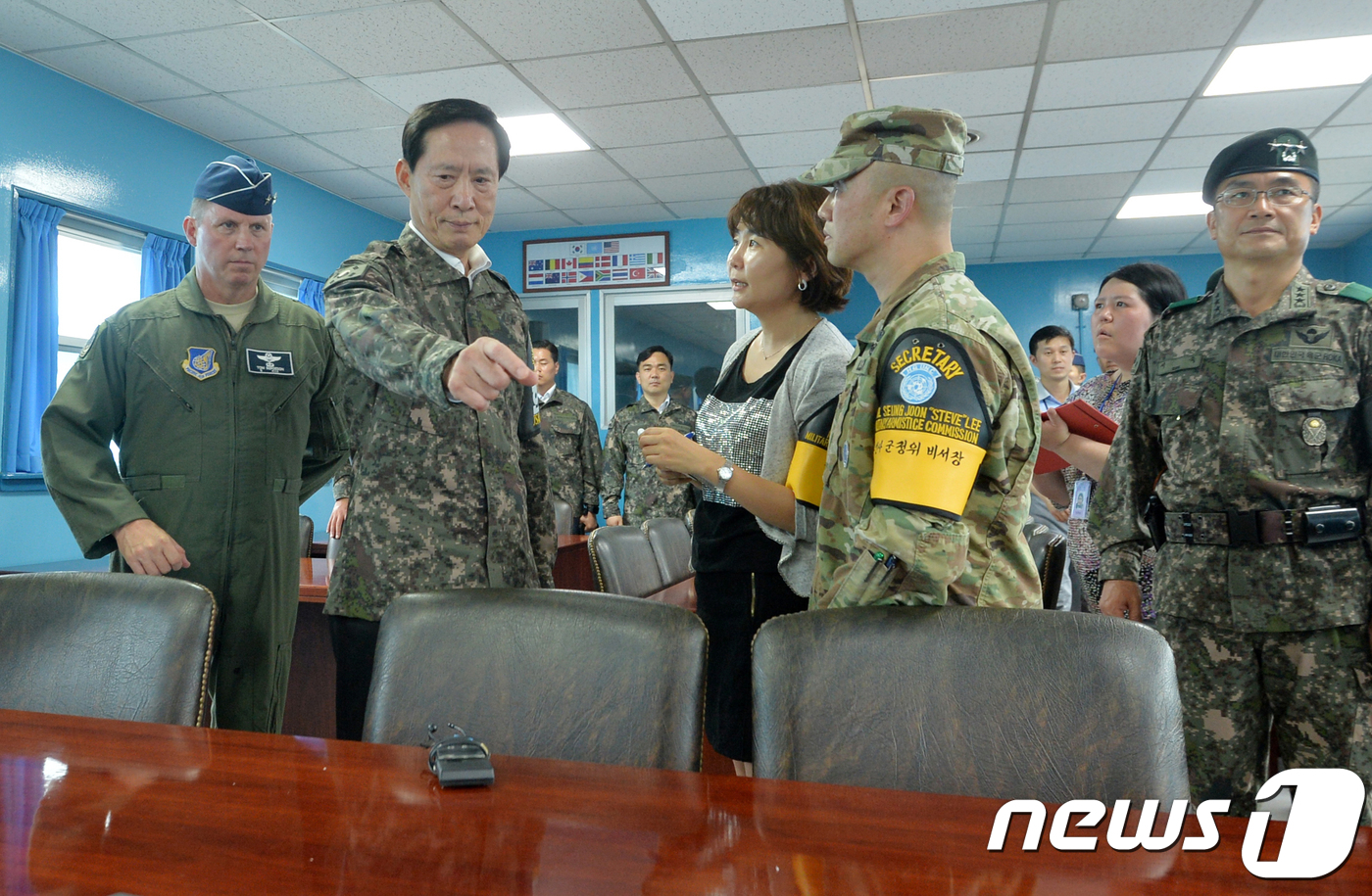 송영무, JSA 방문해 북한군 귀순 현장 확인..한미장병 격려