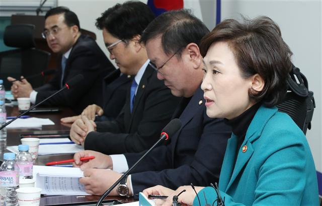 김현미 국토교통부 장관이 27일 오전 국회 의원회관에서 열린 주거복지 로드맵 당정협의에서 발언하고 있다. 왼쪽부터 박홍근 원내수석부대표, 우원식 원내대표, 김태년 정책위의장, 김현미 장관. [연합뉴스]