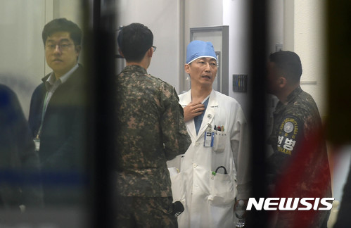 【수원=뉴시스】이정선 기자 = 13일 오후 판문점 공동경비구역(JSA) 지역으로 한 북한 군인이 귀순, 경기 수원 아주대학교병원 경기남부 권역외상센터로 이송 된 것으로 알려진 가운데 이국종 센터장이 군 관계자와 대화하고 있다.해당 북한군은 귀순 과정에서 북한군의 총격을 받고 부상한 상태로 긴급 후송되었다.  2017.11.13. ppljs@newsis.com