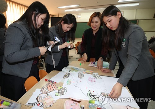 고교학점제 우수학교의 수업은 어떨까? (서울=연합뉴스) 임헌정 기자 = 27일 고교학점제 선택형 교육과정 우수학교인 서울 강서구 방화동 한서고등학교에서 학생들이 교사와 수업을 하고 있다.     kane@yna.co.kr