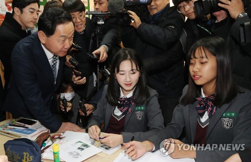 김상곤 부총리, 고교학점제 우수학교 방문 (서울=연합뉴스) 임헌정 기자 = 김상곤 사회부총리 겸 교육부 장관이 27일 고교학점제 선택형 교육과정 우수학교인 서울 강서구 방화동 한서고등학교를 찾아 수업을 참관하고 있다.       kane@yna.co.kr