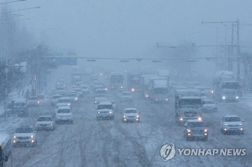 폭설에 전조등 켜고 엉금엉금 [연합뉴스 자료사진]