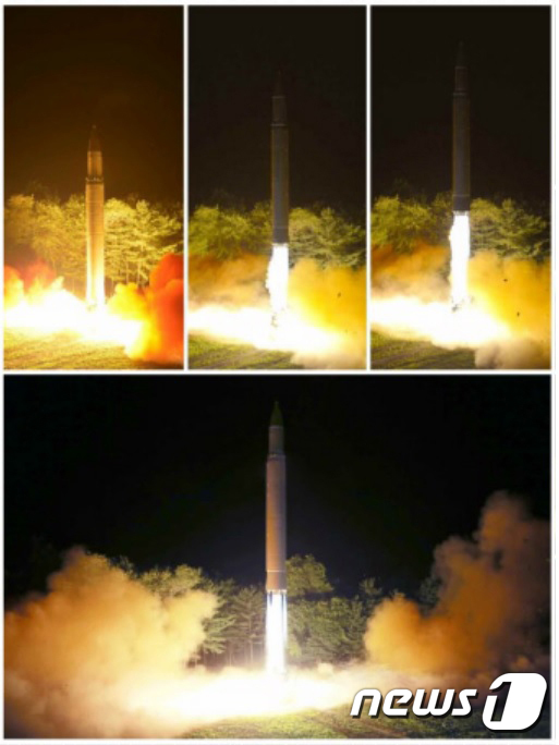북한이 29일 새벽 평안남도 평성 일대에서 동쪽으로 대륙간탄도미사일(ICBM)급으로 추정되는 장거리 탄도미사일을 발사했다. 사진은 지난 7월 '화성 14형'의 2차 발사 모습. (뉴스1 DB) 2017.11.29/뉴스1