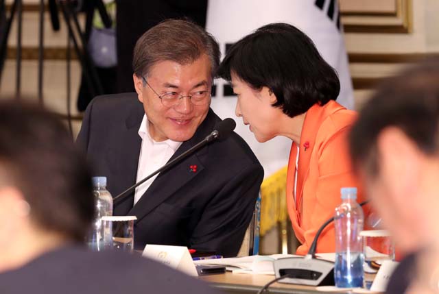 문재인 대통령이 28일 오후 청와대 영빈관에서 열린 '2017 대한민국 혁신성장 전략회의'에 참석해 추미애 더불어민주당 대표와 얘기하고 있다. /연합뉴스