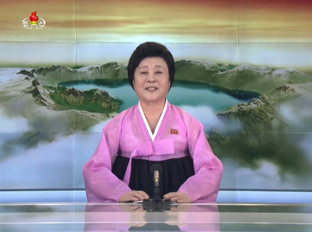 북한이 29일 새로운 대륙간탄도미사일(ICBM)인 '화성-15형' 미사일 발사에 성공했다고 발표했다. 북한 리춘히 아나운서가 조선중앙TV를 통해 이런 내용의 정부 성명을 발표하는 모습. 연합뉴스