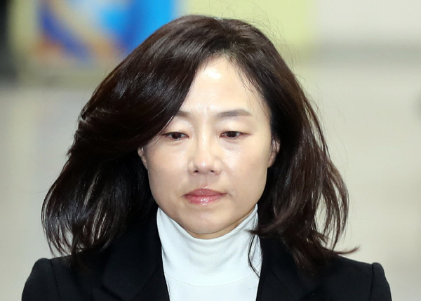 ‘블랙리스트’ 사건으로 기소된 조윤선 전 문화체육관광부 장관이 28일 오전 서초구 서울고등법원에서 열린 항소심 공판에 출석하고 있다. 연합뉴스