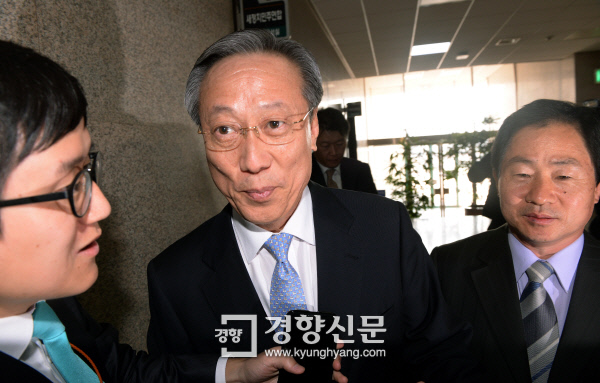 박준우 전 청와대 정무수석(사진 가운데). 경향신문 자료사진