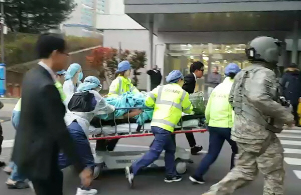 지난 13일 총상을 입고 귀순한 북한군을 경기도 수원시 아주대병원 중증외상센터에 헬기로 이송돼 수술실로 옮기고 있다. 연합뉴스