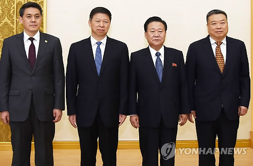 '시진핑 특사' 쑹타오, 평양서 최룡해 만나 베이징=연합뉴스) 심재훈 특파원 = 평양을 방문한 쑹타오 중국 공산당 대외연락부 부장(사진 왼쪽 두번째)이 17일 최룡해 조선 노동당 부위원장(오른쪽 두번째)과 회동했다며 중국 공산당 대외연락부가 관련 사진을 게재했다. 2017.11.19 [중국 공산당 대외연락부 홈페이지 캡처=연합뉴스]