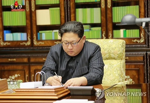 화성-15형 시험발사 친필 서명하는 김정은 (서울=연합뉴스) 북한이 29일 새로운 대륙간탄도미사일(ICBM)인 '화성-15형' 미사일 발사에 성공했다고 발표했다. 조선중앙TV가 공개한 화성-15형 미사일 발사를 지시하는 친필명령을 작성하고 있는 김정은 모습. 2017.11.29       [국내에서만 사용가능. 재배포 금지. For Use only in the Republic of Korea. No Redistribution]      nkphoto@yna.co.kr