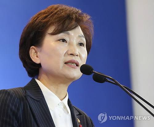 김현미 국토부 장관 주거복지 로드맵 발표 (서울=연합뉴스) 김주성 기자 = 김현미 국토교통부 장관이 29일 오전 서울 강남구 자곡동 더스마티움에서 주거복지 로드맵을 발표하고 있다.     utzza@yna.co.kr