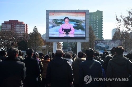 북한은 29일 '공화국 정부 성명'을 통해 신형 대륙간탄도미사일(ICBM) '화성-15' 시험발사에 성공했다고 밝혔다. 사진은 '화성-15' 발사와 관련한 정부 성명을 시청하는 평양시민들의 모습 [AFP=연합뉴스]