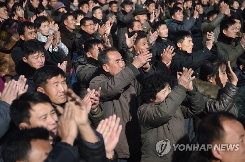북한은 29일 '공화국 정부 성명'을 통해 신형 대륙간탄도미사일(ICBM) '화성-15' 시험발사에 성공했다고 밝혔다. 사진은 '화성-15' 발사 성공을 기뻐하는 평양시민들의 모습 [AFP=연합뉴스]