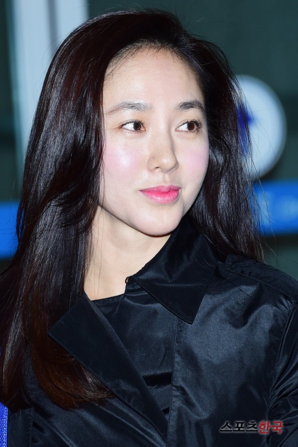 '2017 MAMA' 참석차 홍콩으로 출국하기 위해 인천국제공항으로  들어서고 있는 박주미. 사진=이규연 기자 fit@hankooki.com
