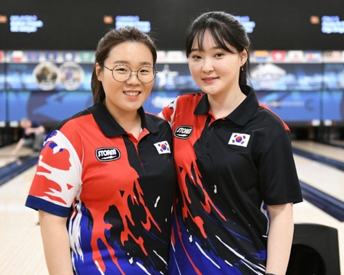 ボーリング世界選手権大会で金メダル獲得した金門庭選手(右側) [全南コックソン郡提供=連合ニュース]