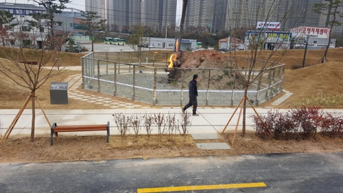 타오르는 불길 (포항=연합뉴스) 손대성 기자 = 30일 경북 포항시 남구 대잠동 '불의 정원' 옆으로 한 주민이 걸어가고 있다. 2017.11.30