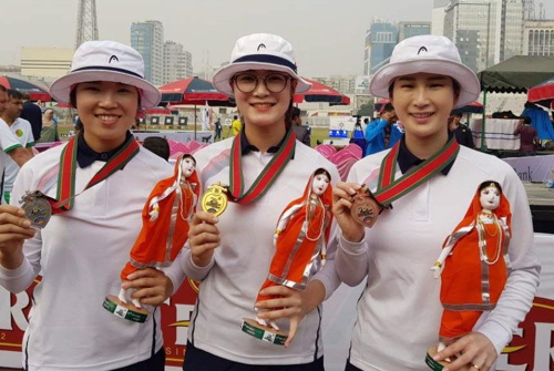リコブ女部選手たち. 左側からチェ・ミンでは, リ・ウンギョン, 既報盃 [大韓洋弓協会提供=連合ニュース]