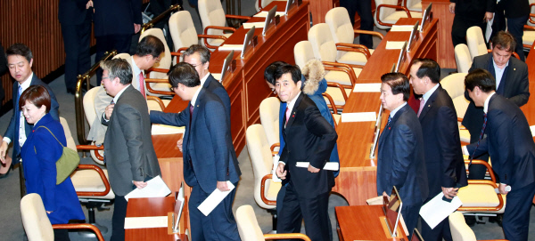여야 의원들이 1일 국회 본회의에서 예산 부수법안 21건 중 9건을 우선 처리하고 산회한 뒤 본회의장을 빠져나가고 있다. 연합뉴스