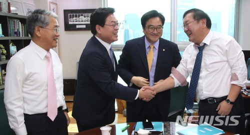 【서울=뉴시스】배훈식 기자 = 여야 3당 원내대표와 정책위의장이 새해 예산안 법정처리시한을 이틀 앞둔 30일 오전 서울 여의도 국회 의원회관에서 예산안 쟁점 타결을 위해 만나 인사를 나누고 있다. 왼쪽부터 김동철 국민의당 원내대표, 정우택 자유한국당 원내대표, 우원식 더불어민주당 원내대표, 김태년 정책위의장. 2017.11.30. photo@newsis.com