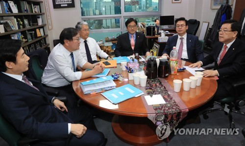 예산안 대화 (서울=연합뉴스) 서명곤 기자 =  1일 오후 국회 의원회관 더불어민주당 우원식 원내대표 방에서 열린 예산안 쟁점 협의를 위한 여야 3당 2+2+2 회동에서 각당 지도부가 대화하고 있다. 왼쪽부터 국민의당 이용호 정책위의장, 더불어민주당 김태년 정책위의장, 국민의당 김동철 원내대표, 더불어민주당 우원식 원내대표, 자유한국당 정우택 원내대표, 김광림 정책위의장 2017.12.1      seephoto@yna.co.kr