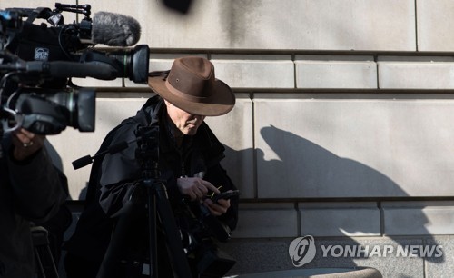 1일(현지시간) 미 워싱턴 연방법원에서 열린 공판에 출석하는 마이클 플린 전 NSC 보좌관의 모습. [AFP=연합뉴스]