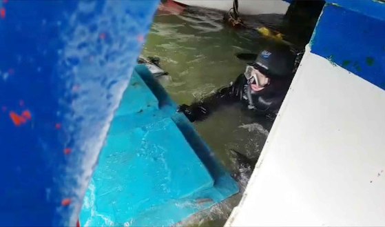 해경 구조대원이 3일 낚싯배 전복 사고가 발생한 인천시 옹진군 영흥면 영흥대교 남방 2마일 해상에서 실종자 수색작업을 벌이고 있다. [사진 인천해양경찰청 제공]