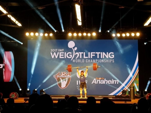 김우재, 세계역도선수권 4위 (서울=연합뉴스) 김우재가 3일(한국시간) 미국 캘리포니아 주 애너하임에서 열린 세계역도선수권대회 남자 77㎏급 경기에서 클린 판정을 받고 있다. [대한역도연맹 제공]