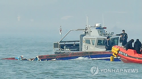 침몰하는 선창1호 (인천=연합뉴스) 윤태현 기자 = 3일 오전 인천시 옹진군 영흥면 영흥대교 남방 2마일 해상에서 급유선과 충돌해 전복된 낚싯배가 침몰하고 있다. 2017.12.3      tomatoyoon@yna.co.kr