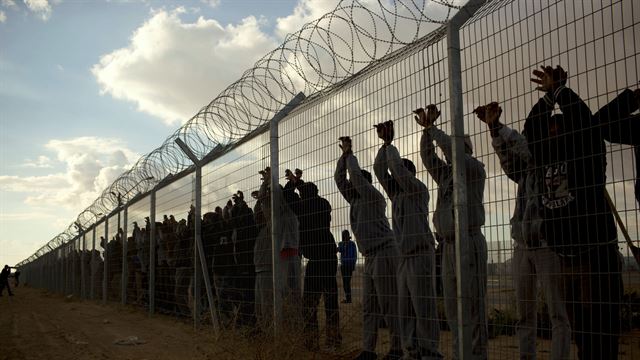 이집트와 국경을 접한 이스라엘 남부 홀롯 수용소에 수감된 아프리카 난민들. AP 연합뉴스