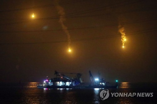 야간으로 이어진 낚싯배 실종자 수색 (인천=연합뉴스) 윤태현 기자 = 3일 오후 인천시 옹진군 영흥면 영흥대교 남방 2마일 해상에서 구조대원들이 전복사고로 침몰한 낚싯배인 선창1호 실종자를 수색하고 있다. 2017.12.3      tomatoyoon@yna.co.kr