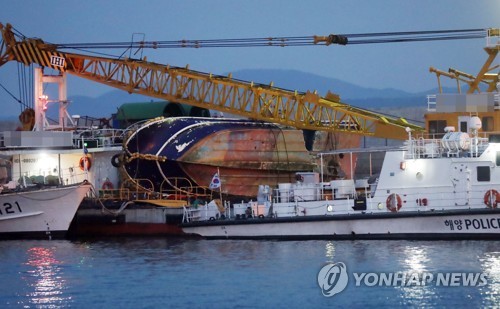 해경 전용부두로 예인된 선창1호 (인천=연합뉴스) 윤태현 기자 = 4일 오전 인천시 중구 인천해양경찰서 전용부두에 낚싯배 선창1호가 예인선에 실린 채 정박해 있다. 선창1호는 전날 오전 영흥면 영흥대교 인근 해상에서 급유선과 충돌해 전복됐다. 이 사고로 승선원 22명 중 13명이 숨지고 2명이 실종됐다.       tomatoyoon@yna.co.kr