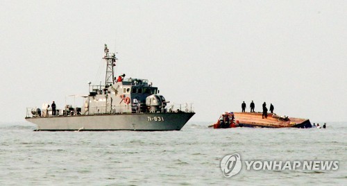 인천 영흥도 인근 낚싯배 전복사고 현장 (인천=연합뉴스) 지난 3일 오전 인천시 옹진군 영흥면 영흥대교 남방 2마일 해상에서 낚싯배가 급유선과 충돌해 전복됐다. 사진은 사고 해상에서 구조대원들이 구조 작업을 하는 모습. 2017.12.3 [인천 옹진군 제공=연합뉴스]