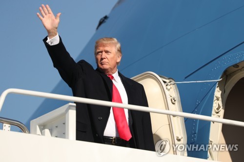 에어포스원에 탑승하는 트럼프 대통령 [AP=연합뉴스]