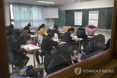 대학수학능력시험일에 고사장에서 수험생들이 시험을 준비하고 있는 모습 [연합뉴스 자료사진]