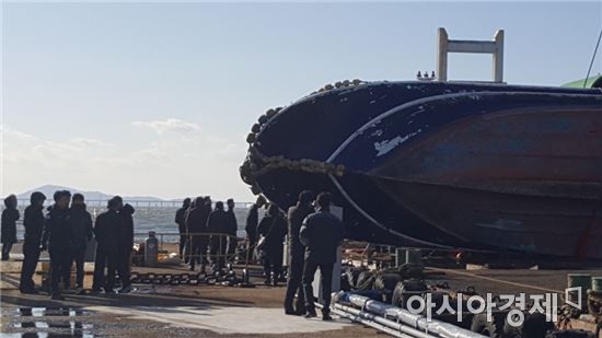 영흥도 낚싯배 침몰 사고로 부서진 선창1호 선체를 둘러 보는 유가족들. 사진=김봉수 기자