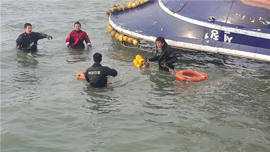 인천 영흥도 낚싯배 전복사고 구조작업［이미지출처=인천해경 제공］