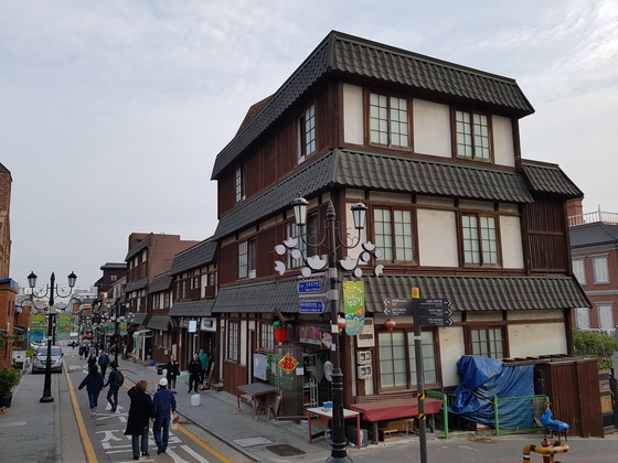 외벽 경관을 일본식으로 꾸민 상가들 사이로 관광객들이 걷고 있다.  [사진 임명수 기자]