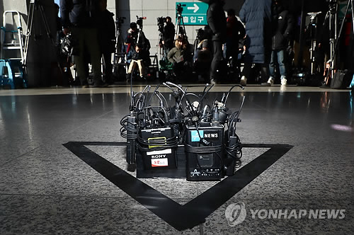 검찰 소환 불출석한 최경환 의원 (서울=연합뉴스) 김인철 기자 = 국가정보원 특수활동비 수수 의혹을 받는 최경환 자유한국당 의원이 5일 오전 서초구 서울중앙지검에 소환될 예정이었으나 갑자기 불출석을 통보했다. 포토라인에 마이크들만이 놓여 있다.      yatoya@yna.co.kr