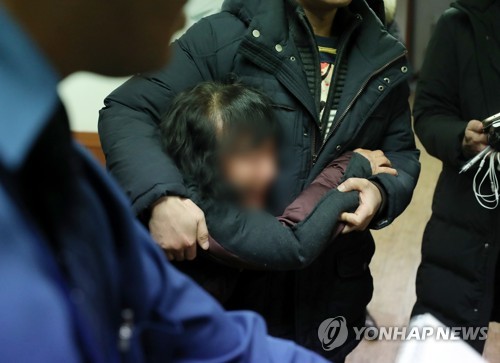 오열하는 선창1호 선장 유가족 (시흥=연합뉴스) 권준우 기자 = 5일 오전 인천 영흥도 용담해수욕장 남단 갯벌에서 시신으로 발견된 선창1호 선장 오모(70)씨의 시신이 안치된 경기도 시흥시 시화병원 장례식장에서 유가족들이 안치실에서 시신을 확인한 뒤 오열하고 있다. 2017.12.5      stop@yna.co.kr