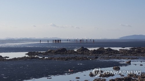 선창 1호 선장 시신 발견된 영흥도 갯벌 (인천=연합뉴스) 손현규 기자 = 5일 오전 인천시 옹진군 영흥도 용담 해수욕장 담단 갯벌에서 해경 관계자 등이 선창 1호 선장 오모(70)씨의 시신을 수습하고 있다.       오씨의 아들은 시신발견 소식을 듣고 이날 오전 10시 25분께 육안으로 아버지임을 확인했다. 2017.12.5 [독자 제공=연합뉴스]      son@yna.co.kr