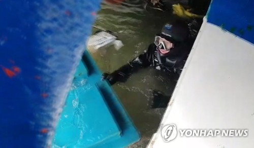영흥도 전복 선창1호 잠수부 수색 (인천=연합뉴스) 3일 오전 인천시 옹진군 영흥면 영흥대교 남방 2마일 해상에서 급유선과 낚싯배가 추돌해 전복됐으며, 사고 해상에서 구조대원이 구조 작업을 하고 있다. 2017.12.5 [인천해경 제공=연합뉴스]