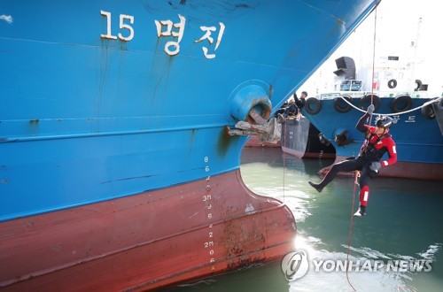 낚싯배 추돌한 급유선 명진15호 현장감식 (인천=연합뉴스) 윤태현 기자 = 5일 오후 인천시 서구 북항 관공선부두에 정박한 급유선 명진15호에서 중부지방해양경찰청과 인천해양경찰서 관계자들이 현장감식을 하고 있다. 명진15호 선장 전모(37)씨와 갑판원 김모(46)씨는 3일 오전 6시 5분께 인천시 영흥도 남서방 1마일 해상에서 9.77t급 낚싯배 선창1호를 들이받아 낚시꾼 등 13명을 숨지게 한 혐의를 받고 있다. 2017.12.5      tomatoyoon@yna.co.kr