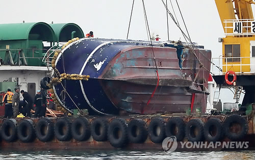 처참한 모습의 선창1호 (인천=연합뉴스) 윤태현 기자 = 3일 오전 인천시 옹진군 영흥면 영흥대교 남방 2마일 해상에서 크레인 선박이 전복사고로 침몰한 낚싯배인 선창1호를 인양하고 있다. 2017.12.3