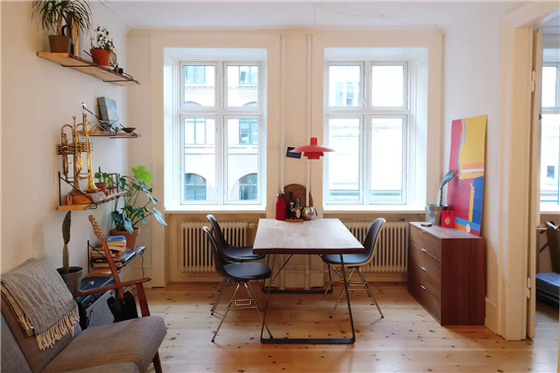 가족이 4인 이상이라면 현지인의 집을 통째로 빌릴 수 있는 숙박 공유 사이트를 이용해보자. 사진은 덴마크 코펜하겐의 한 아파트 거실. [사진 에어비앤비]