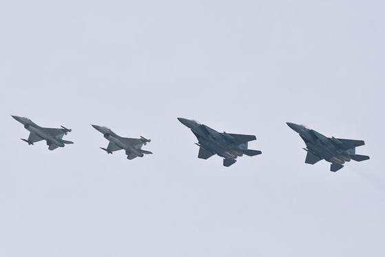 싱가포르 공군의 F-15SG와 F-16 전투기가 나란히 비행하고 있다. F-15SG 40대와 F-16 60대를 보유한 싱가포르는 스텔스기인 F-35 통합공격기 도입도 추진 중이다. [사진=싱가포르 공군]