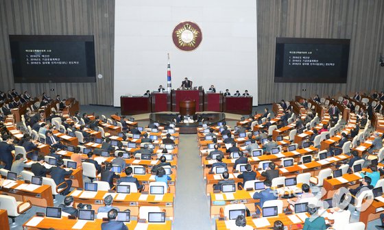 6일 새벽 서울 여의도 국회에서 열린 2018년도 예산안 및 예산 부수법안 처리를 위한 본회의가 차수 변경으로 다시 개회되고 있다. /사진=뉴스1